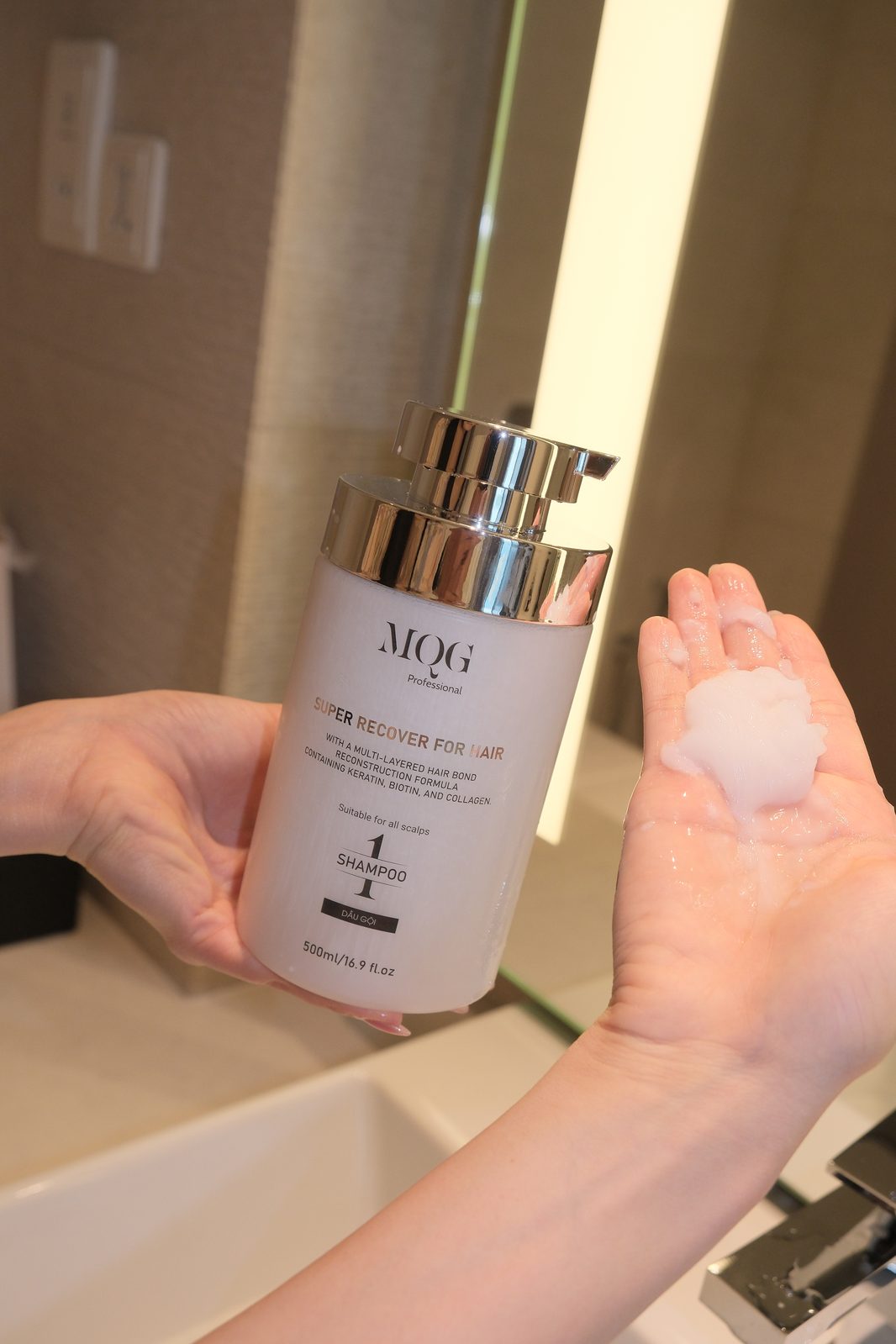 Bột gội MQG dịu nhẹ trên lòng bàn tay, phù hợp da đầu viêm nang lông