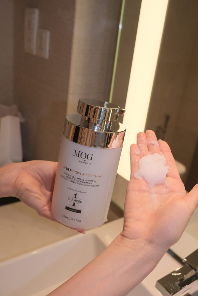 Bot mqg shampoo tren tay model