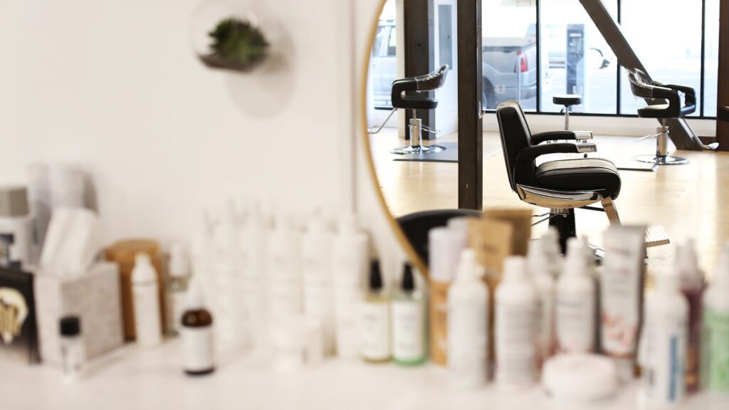 Kệ dầu gội và sản phẩm chăm sóc tóc trong salon, gợi ý chọn dầu gội dịu nhẹ để gội đầu sau khi tập gym đổ mồ hôi