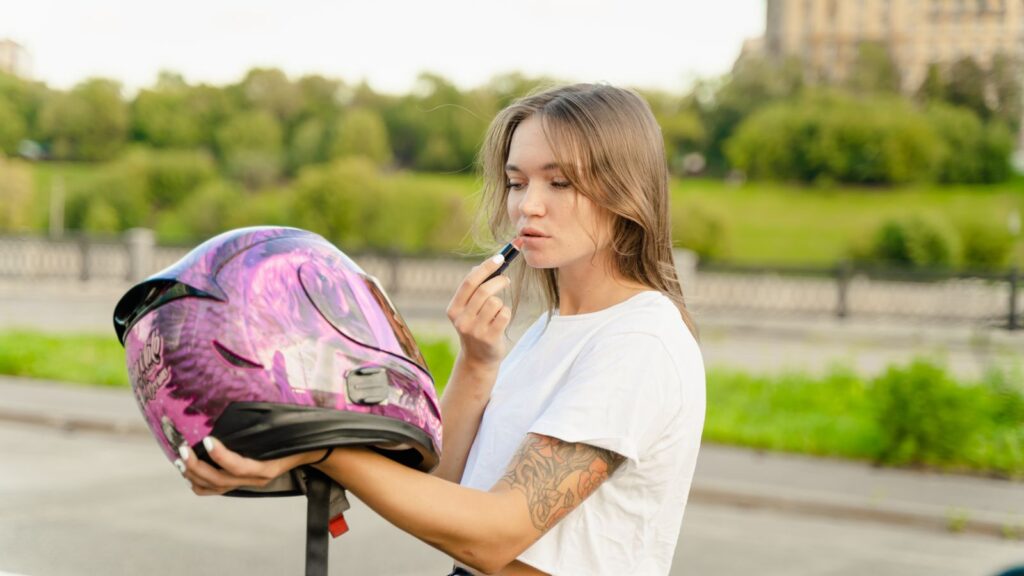 Đội mũ bảo hiểm mỗi ngày: cách chăm sóc để tóc đỡ bết và hư tổn