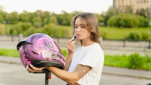 Đội mũ bảo hiểm mỗi ngày: cách chăm sóc để tóc đỡ bết và hư tổn
