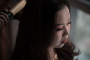 Chăm sóc tóc sau uốn: lịch 4 tuần giữ nếp lâu và hạn chế khô xơ