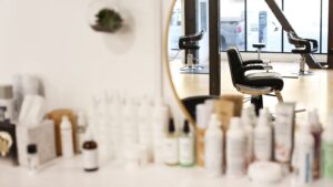 Chủ salon chọn dầu gội cho tiệm: 7 tiêu chí và cách thử trước khi nhập