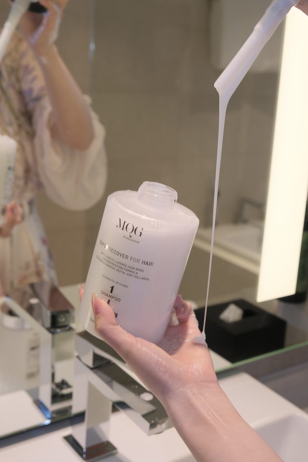 Dầu gội MQG tạo bọt trong lòng bàn tay