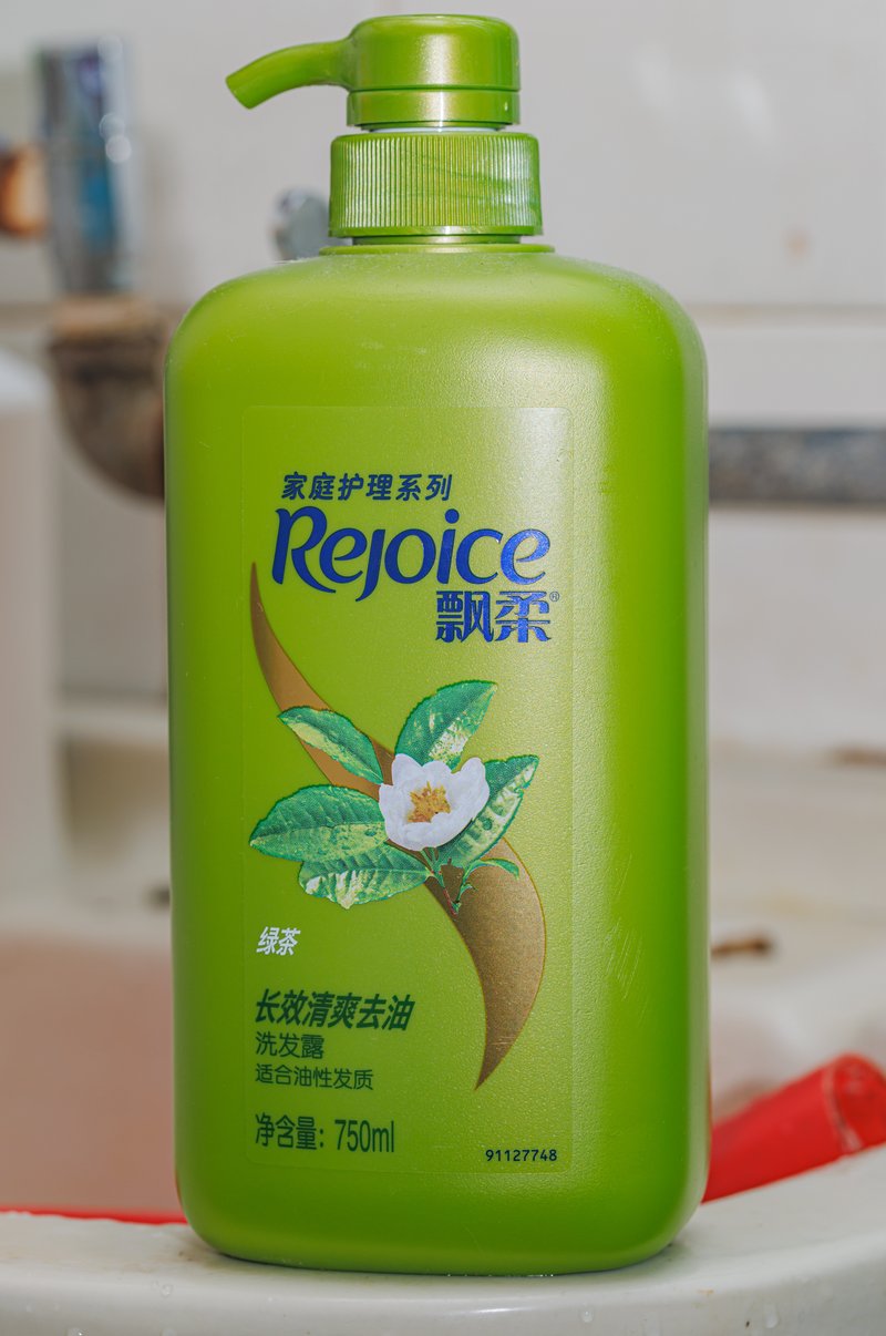 Chai dầu gội Rejoice của P&G