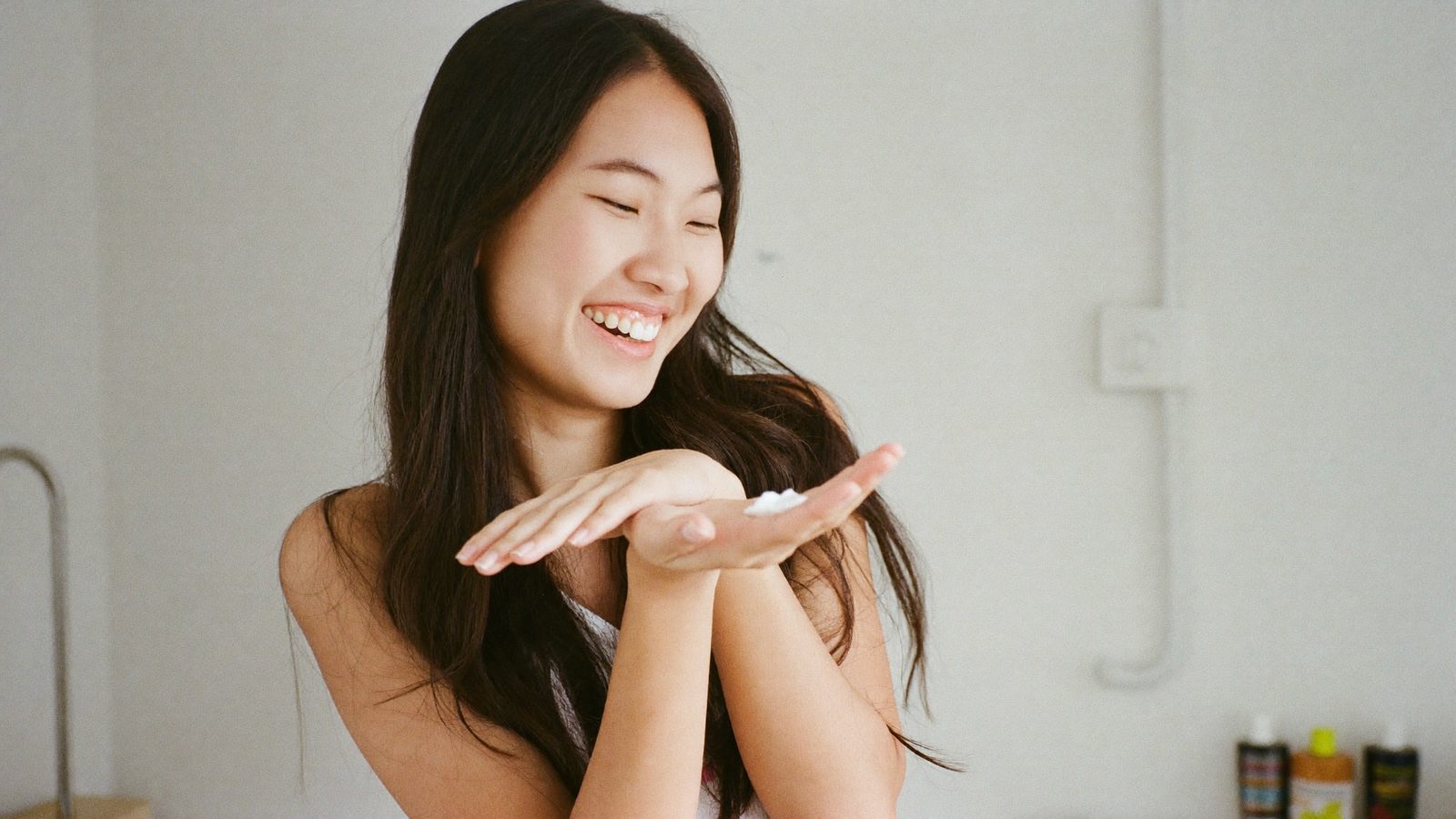 Cách Dùng Dầu Gội & Hấp Ủ MQG Đúng Cách Để Tóc Mềm Mượt