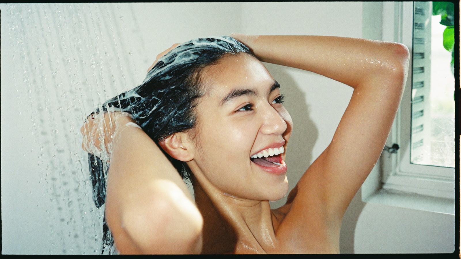 Cách Gội Đầu Đúng Cách: 7 Bước Chuẩn Salon Cho Tóc Khỏe