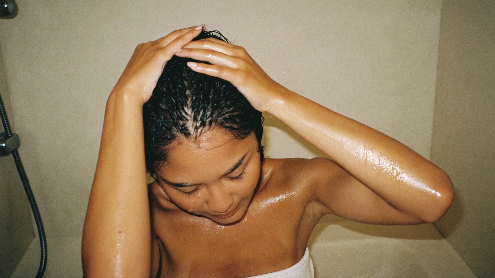 Massage da đầu nhẹ nhàng khi gội đầu tại nhà