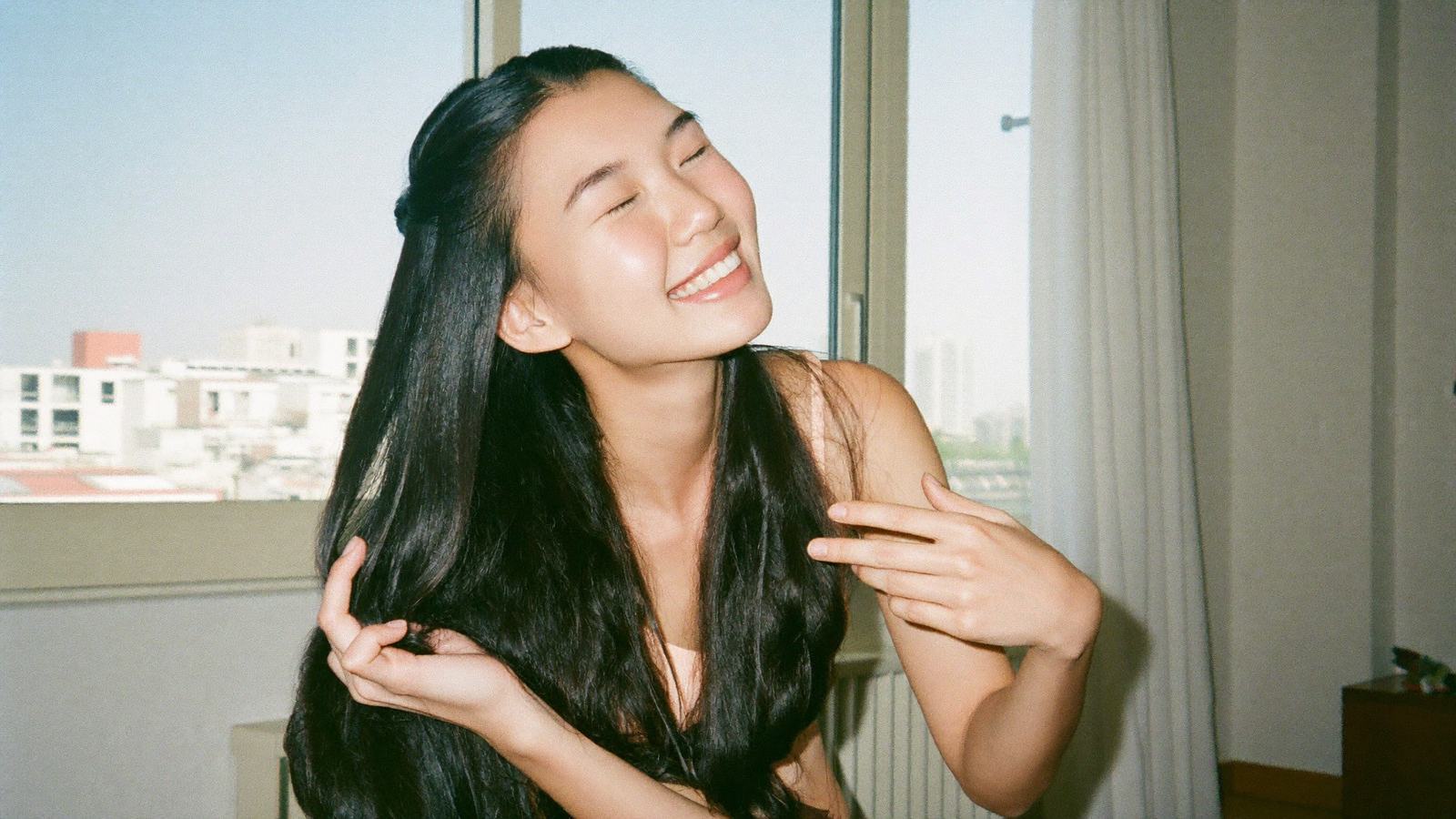 Cách phục hồi tóc hư tổn tại nhà: 7 bước chuẩn salon