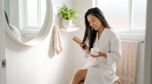 Nên ủ tóc trước hay sau khi gội đầu? Thứ tự đúng 4 bước