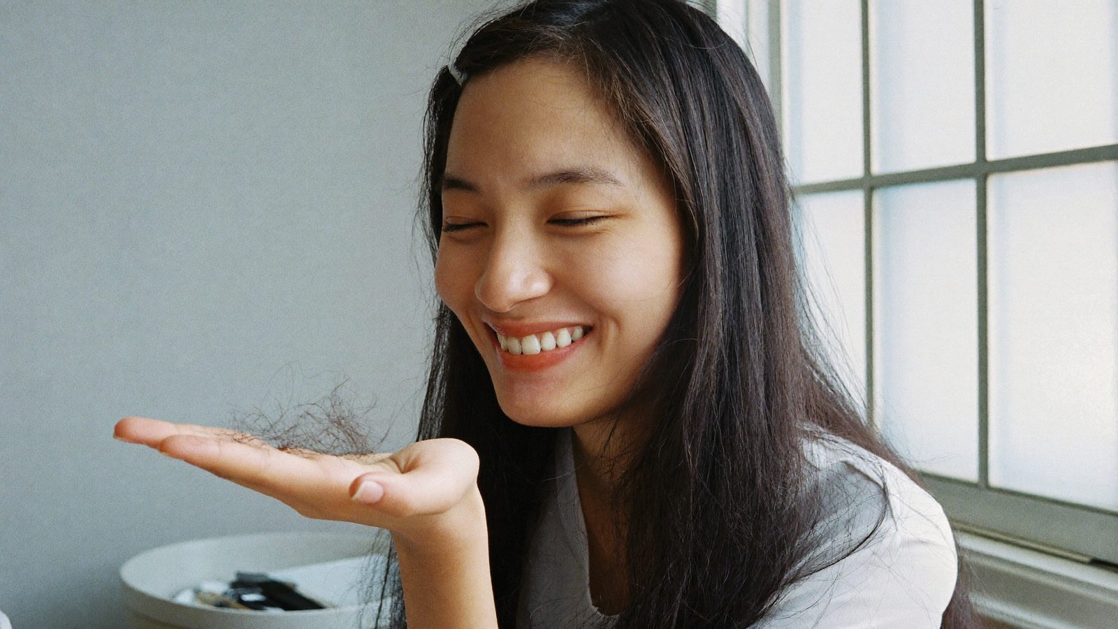 Tóc Rụng Nhiều Bất Thường: 7 Nguyên Nhân Và Cách Cải Thiện Hiệu Quả