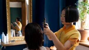 Tư vấn chăm sóc tóc cho khách tại salon: cách đọc tình trạng tóc và gợi ý sản phẩm phù hợp