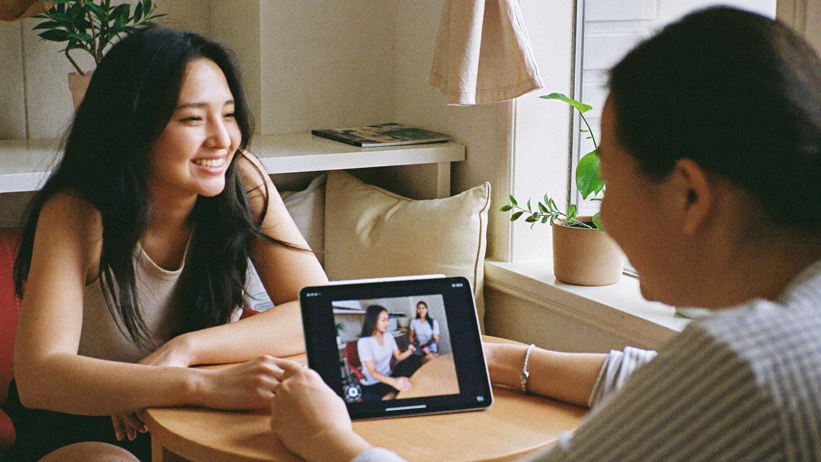 Chuyên viên tư vấn quy trình chăm sóc tóc cho khách hàng
