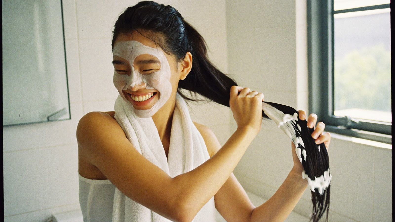 Kem hấp collagen được thoa vào phần ngọn tóc, vùng khô và hư tổn nhất