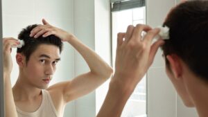 Cách gội đầu sau khi vuốt sáp, xịt gôm để tóc sạch hẳn