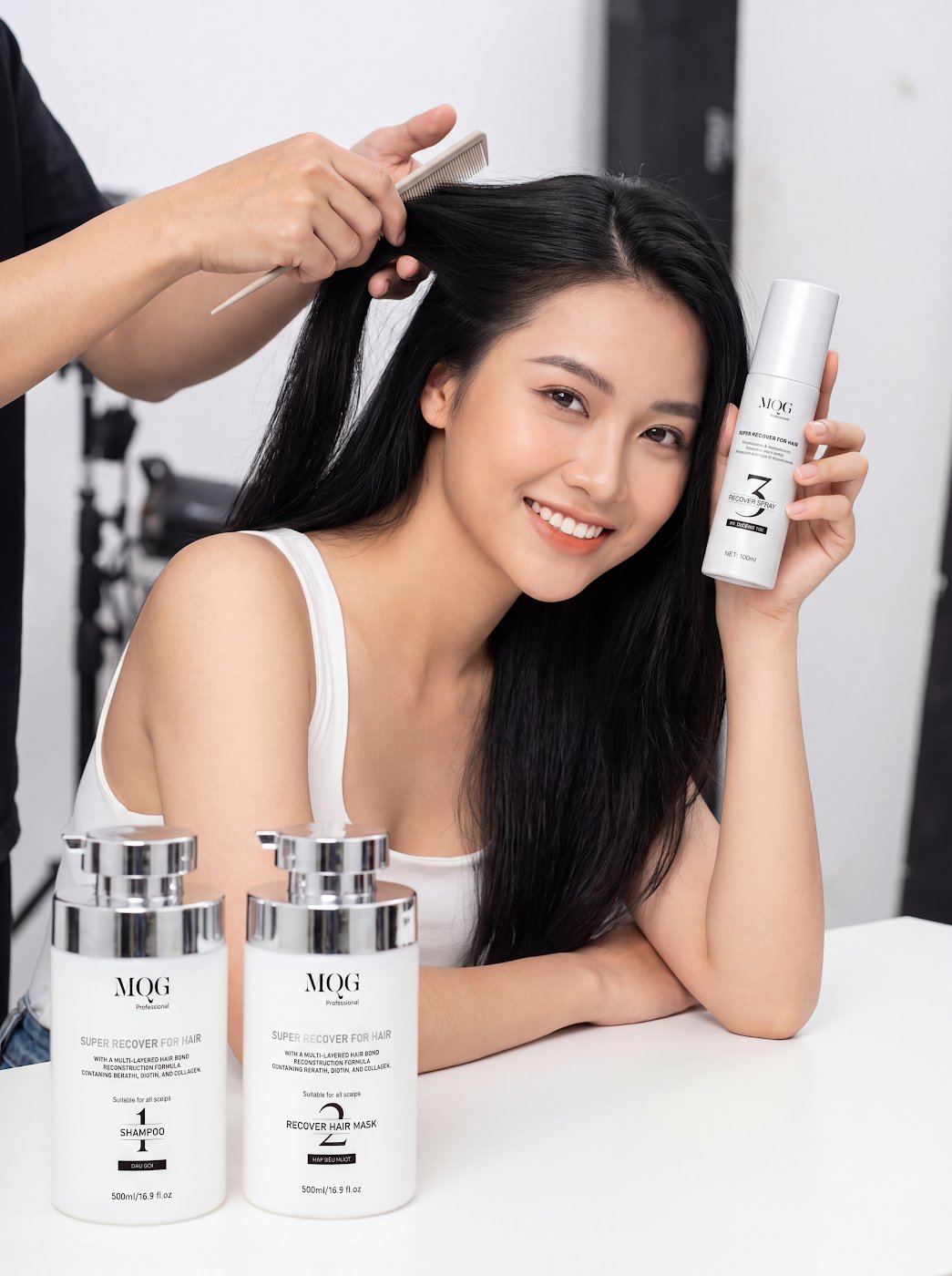 Chủ salon xem bộ sản phẩm MQG trước khi quyết định nhập cho tiệm
