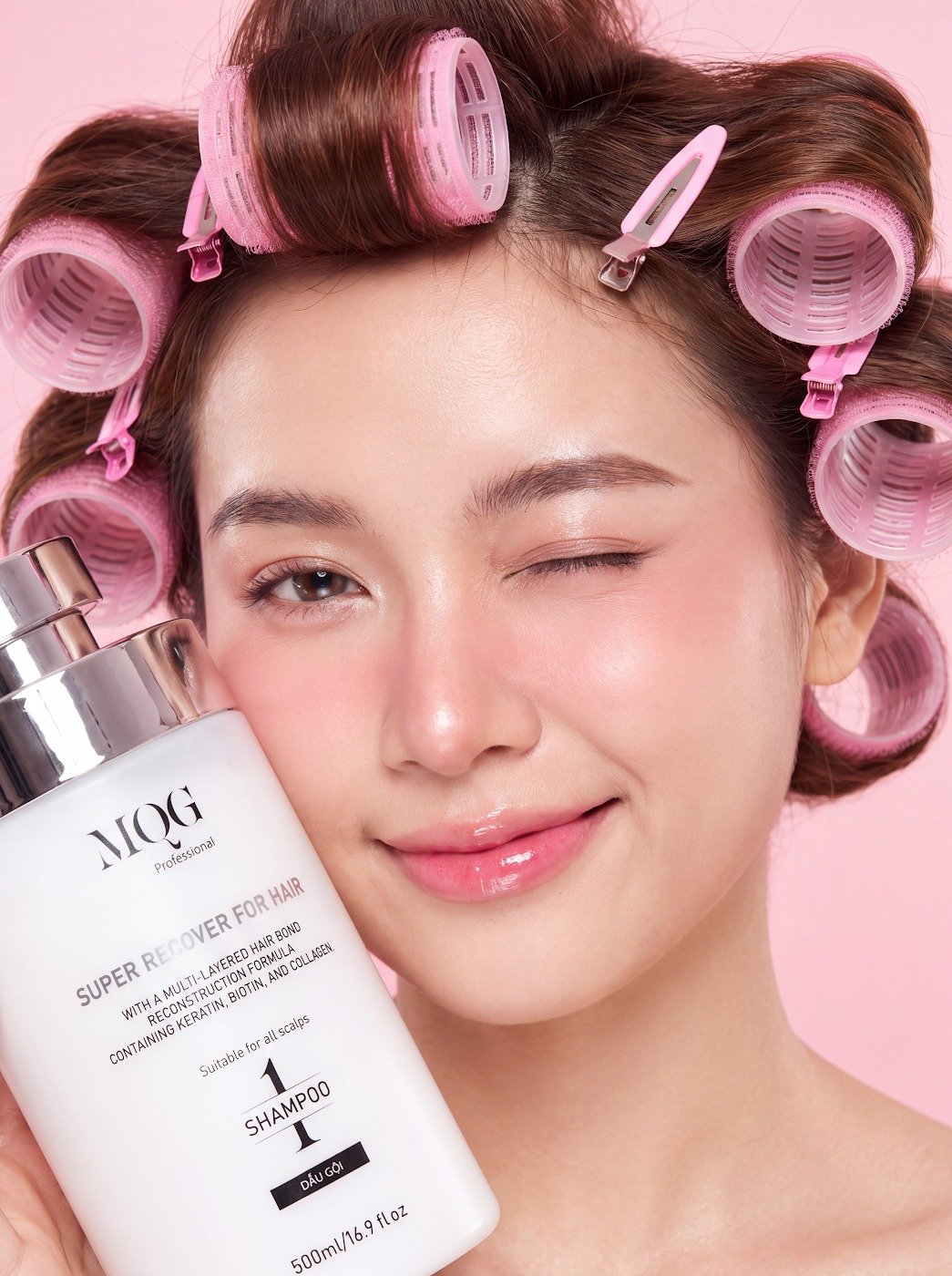 Chai MQG Dầu Gội trên tay, dòng phục hồi tóc hư tổn công nghệ Tri-Bond