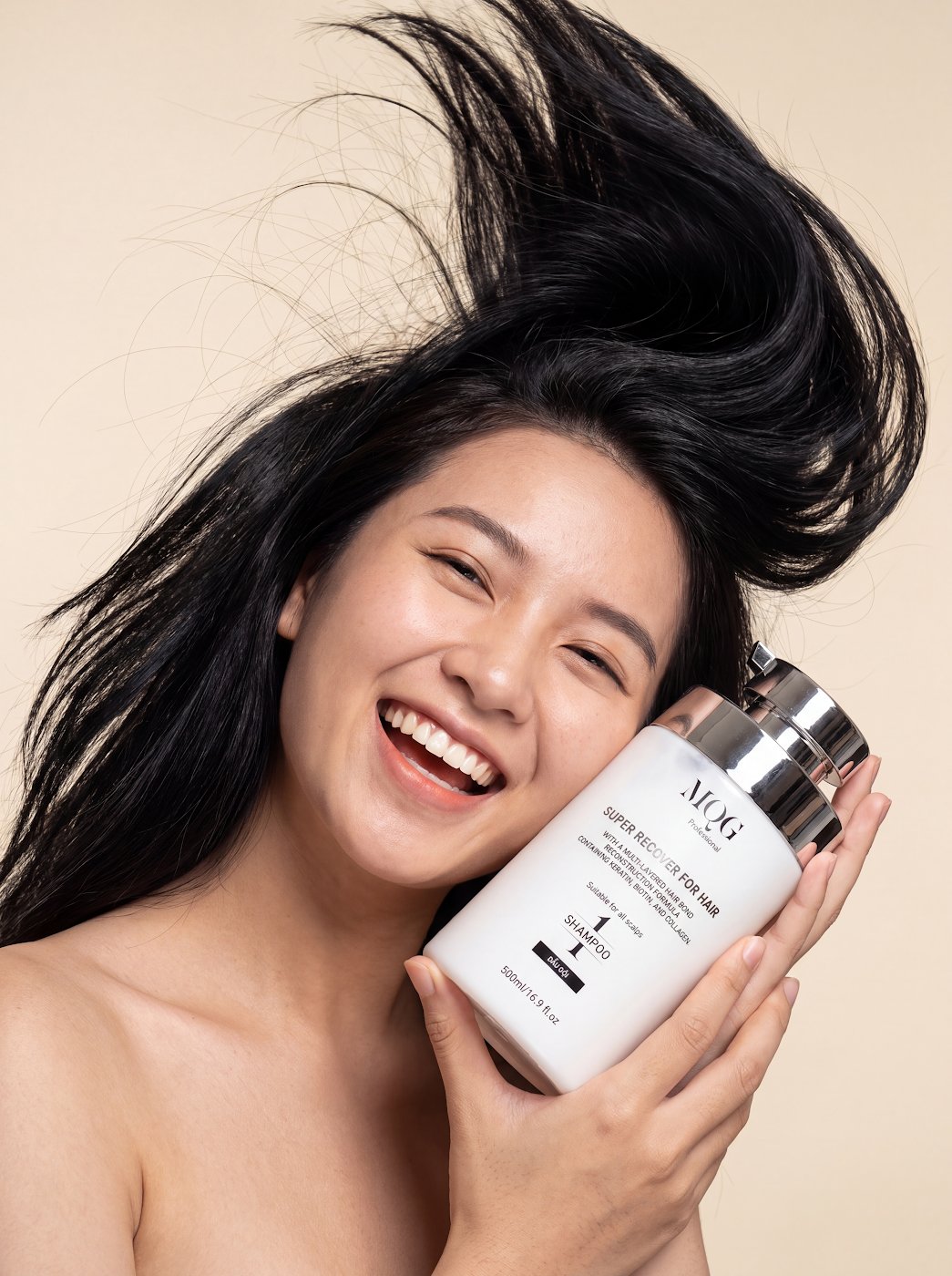 Massage da đầu bằng đầu ngón tay khi gội để làm sạch sâu
