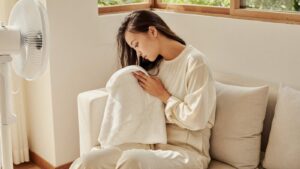Gội đầu xong có nên ngồi trước quạt không?
