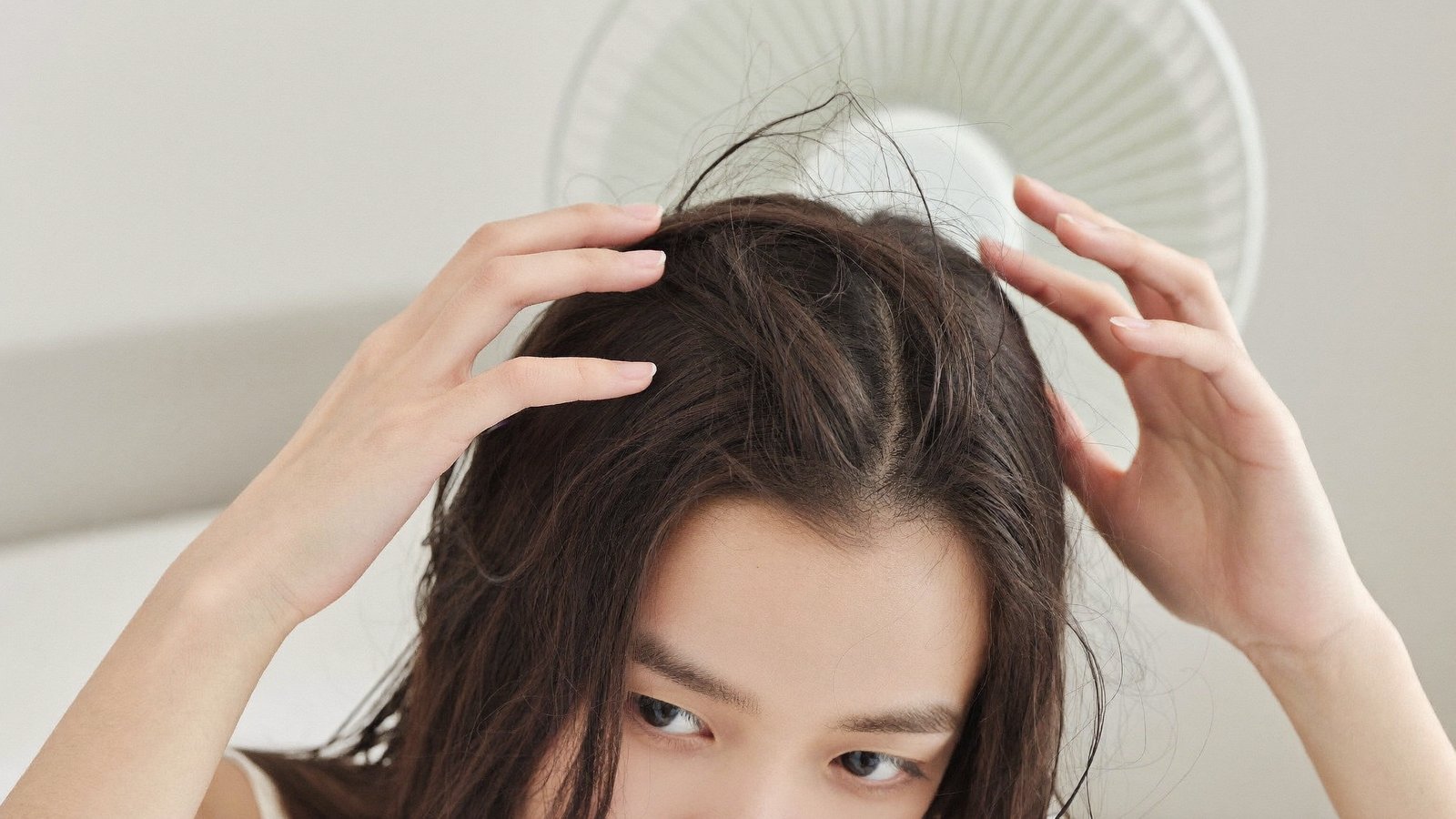 Nâng tóc ở vùng đỉnh đầu cho gió quạt lùa vào làm khô chân tóc