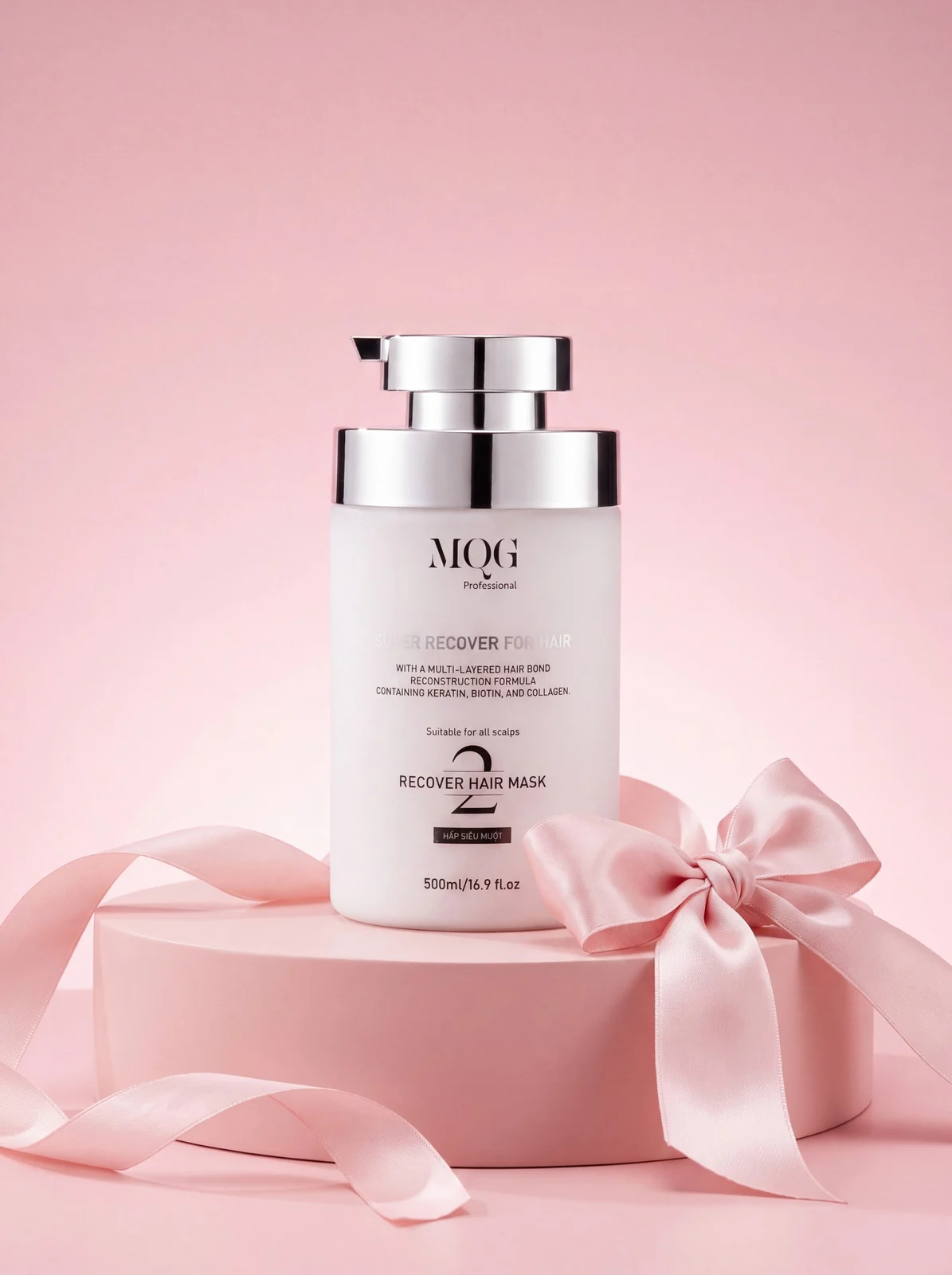 Kem hấp MQG 500 ml trên bục hồng và nơ satin