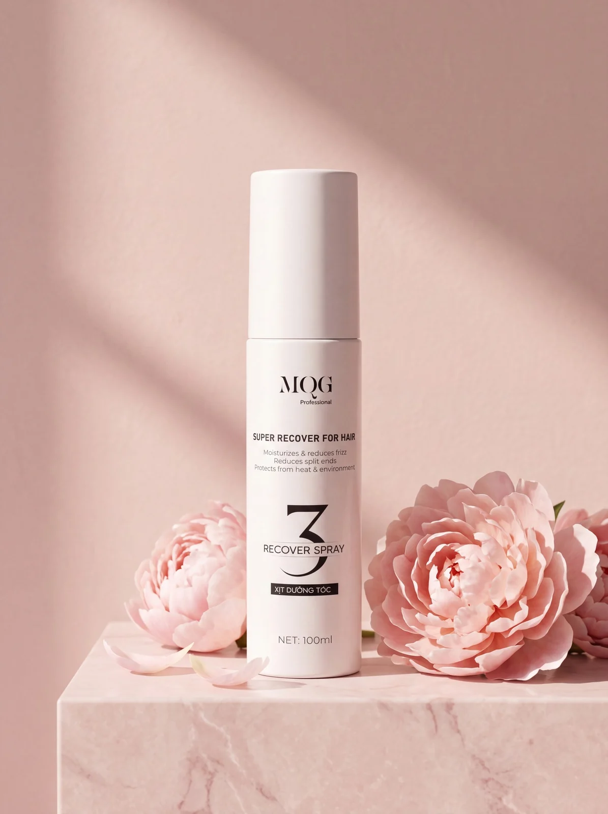 Xịt dưỡng MQG Recover Spray 100 ml bên hoa mẫu đơn