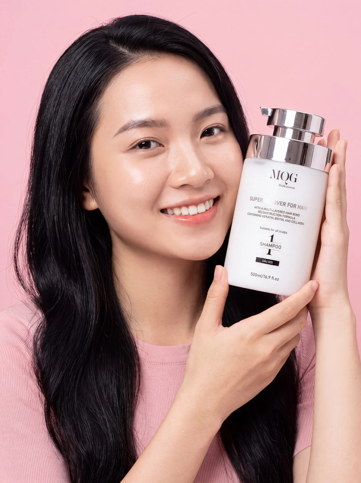 Người mẫu tóc dài cầm dầu gội MQG