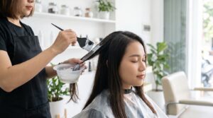 Nên duỗi tóc hay bọc keratin? So sánh để chọn đúng