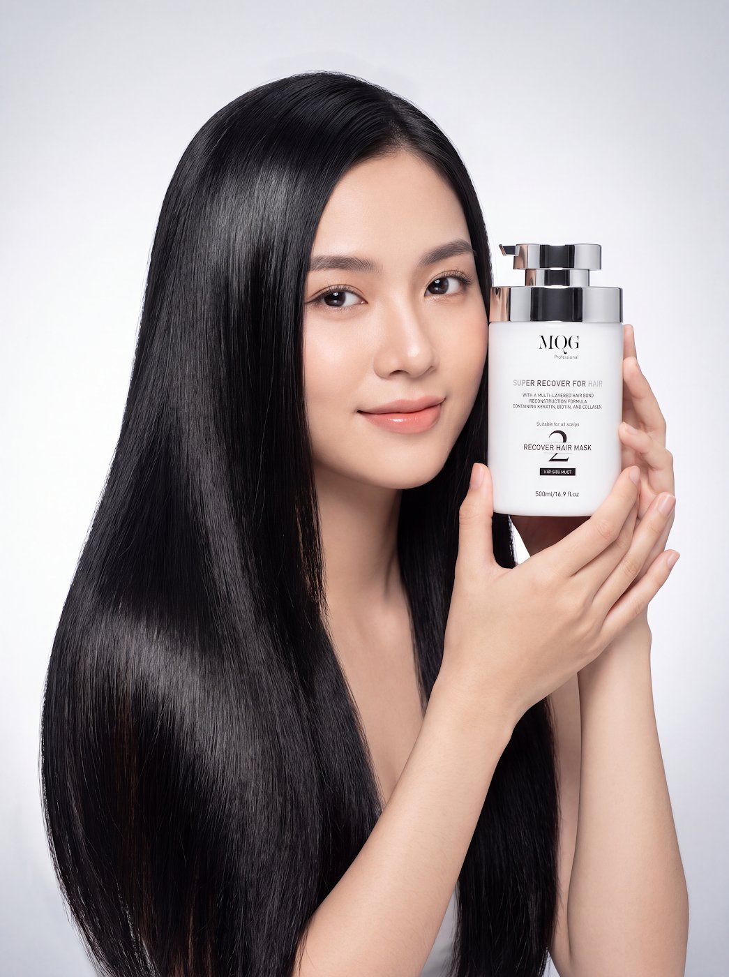 Ủ kem hấp lên thân và ngọn tóc rồi để 10 đến 15 phút