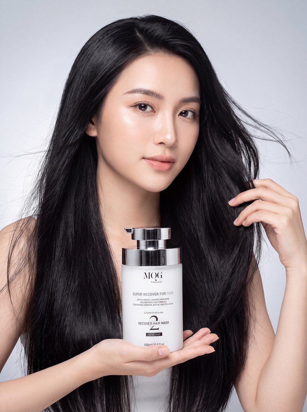Vuốt kem hấp từ giữa thân tóc xuống ngọn, không chạm vào da đầu