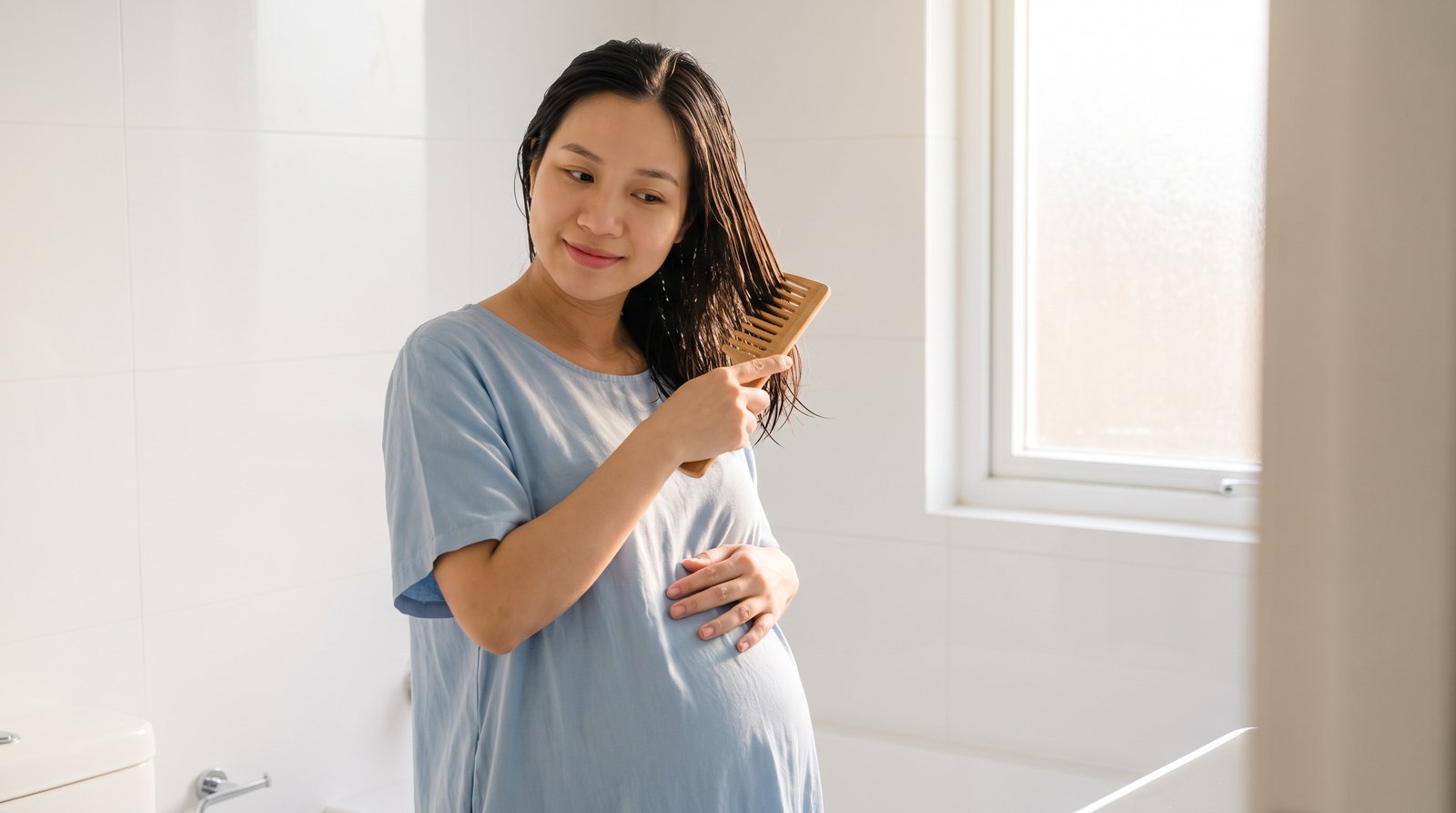 Mẹ bầu chải nhẹ mái tóc còn ẩm sau khi gội đầu