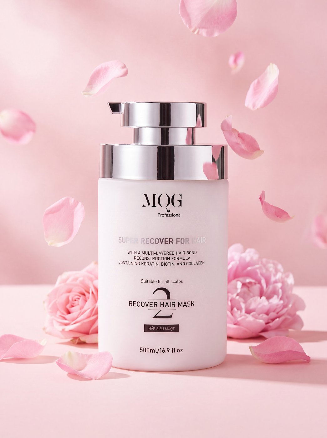 Chai kem hấp MQG Hấp Siêu Mượt 500ml đặt giữa cánh hoa hồng