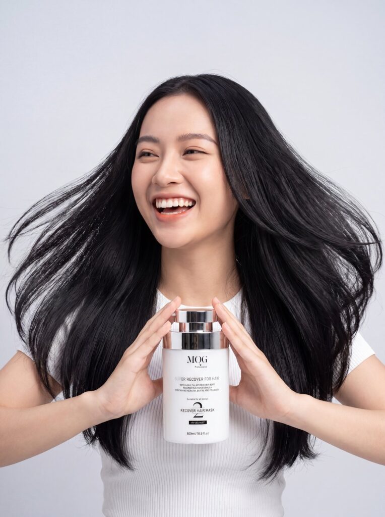 Chai MQG Hấp Siêu Mượt 500ml trên tay cô gái tóc dài đen bóng